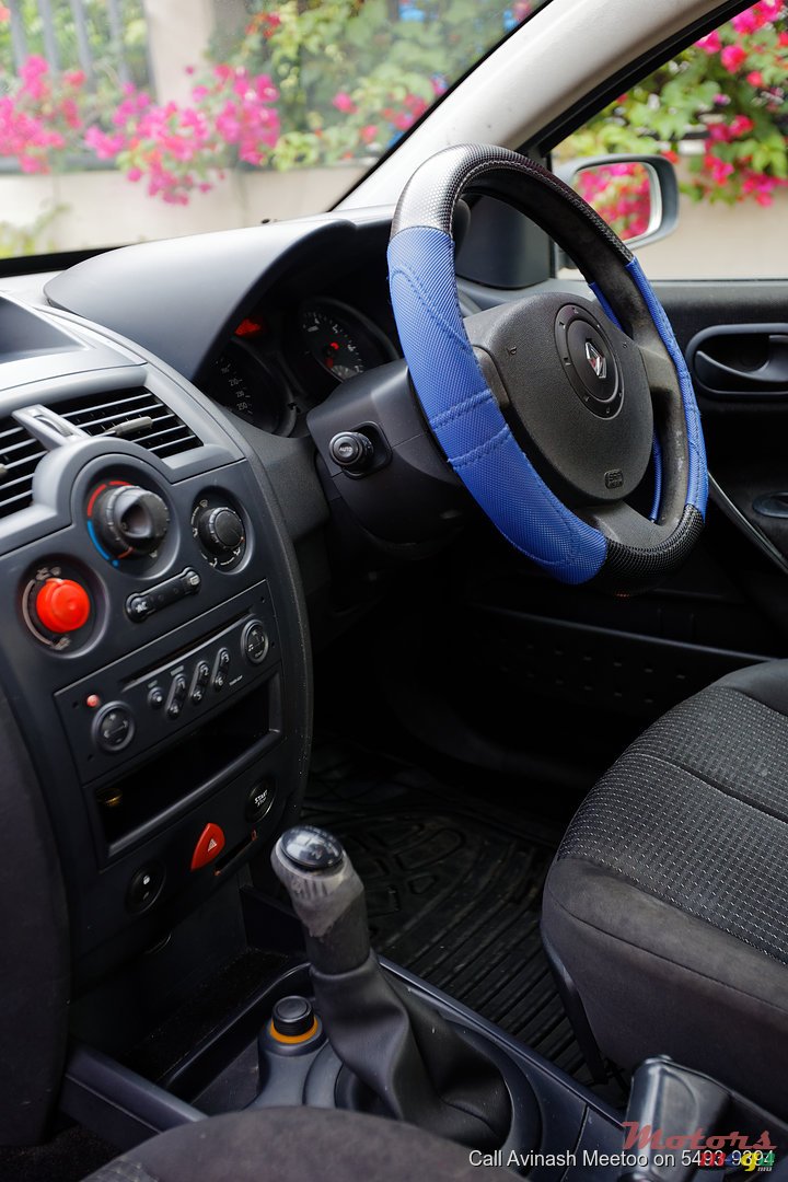 2004' Renault Megane photo #4