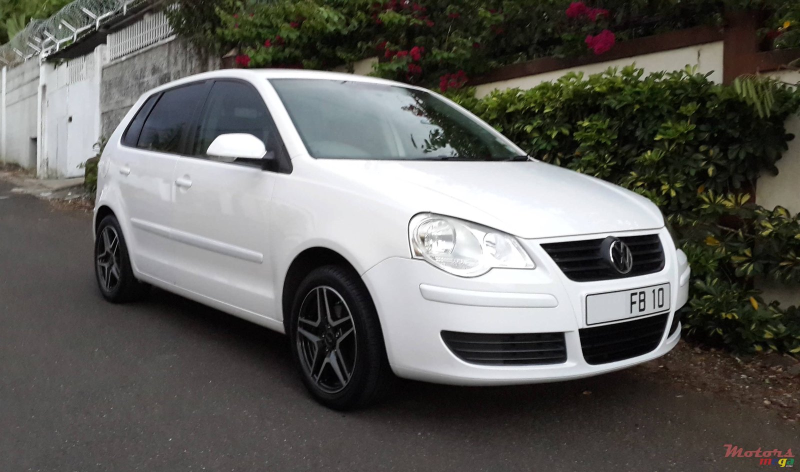 2010' Volkswagen Polo photo #1