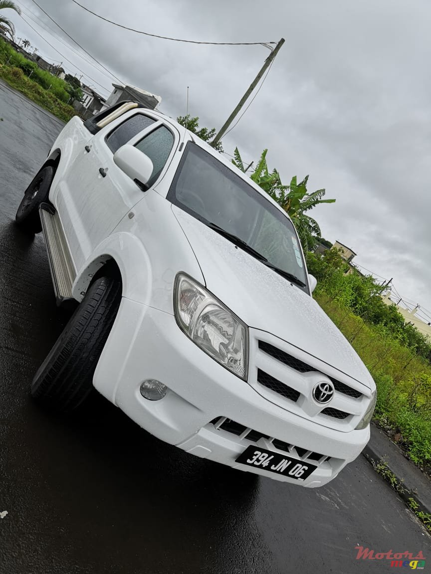 2006' Toyota Hilux 3.0 photo #2