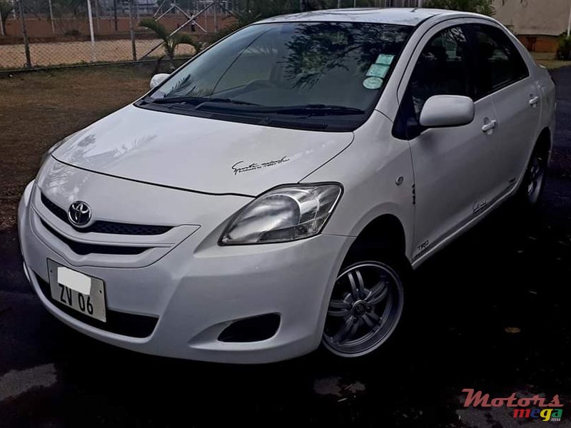 2006' Toyota Belta photo #2