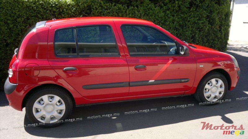 2005' Renault Clio photo #2