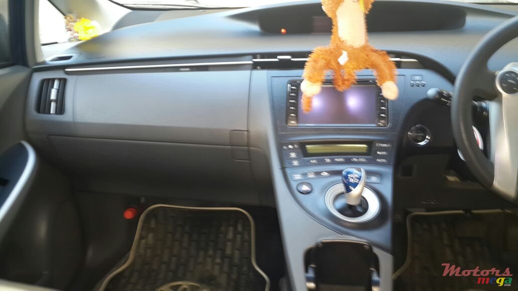 2012' Toyota Prius photo #3