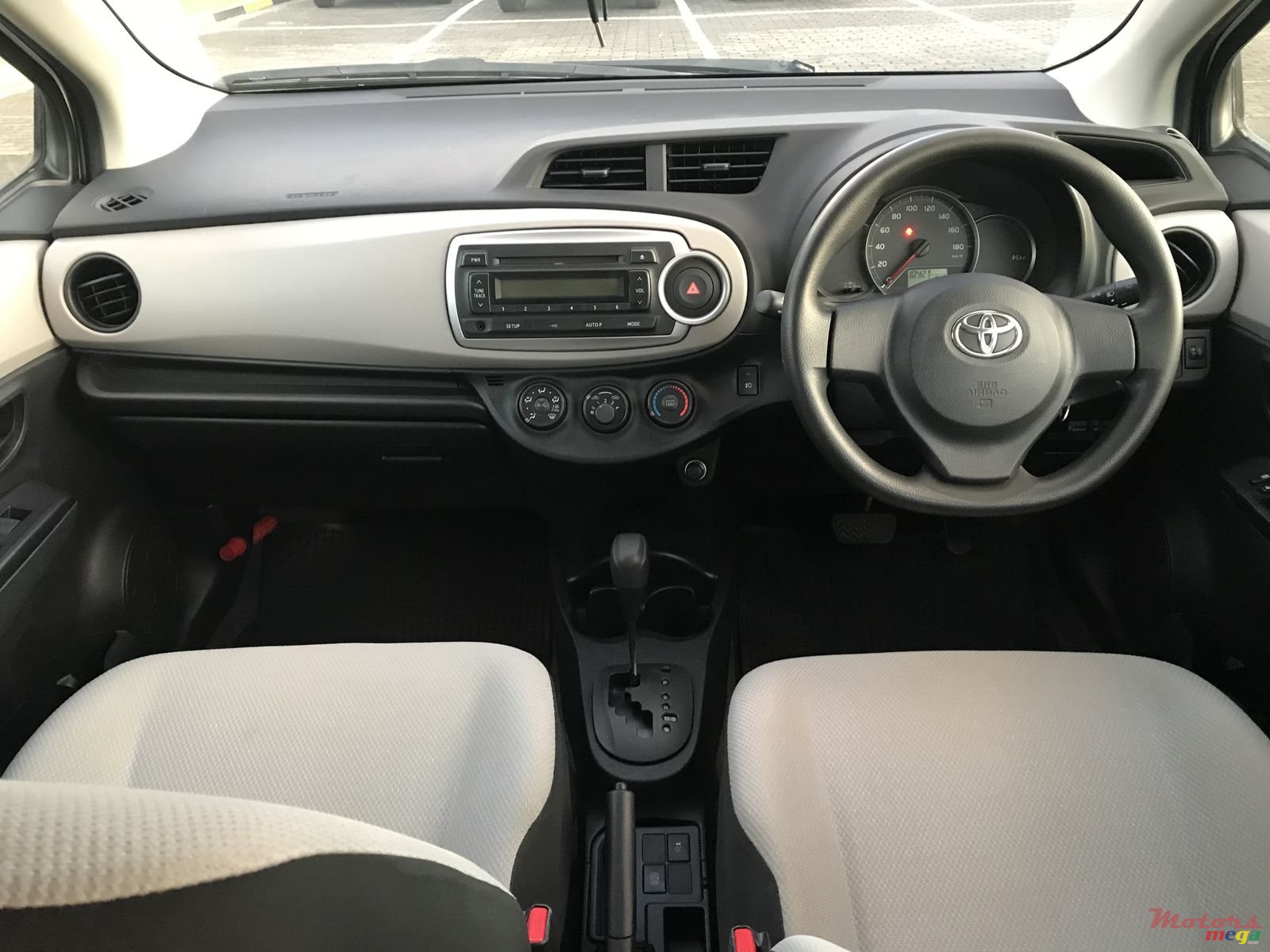 2013' Toyota Vitz photo #7