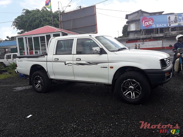 2000' Mitsubishi L 200 2*4 photo #2