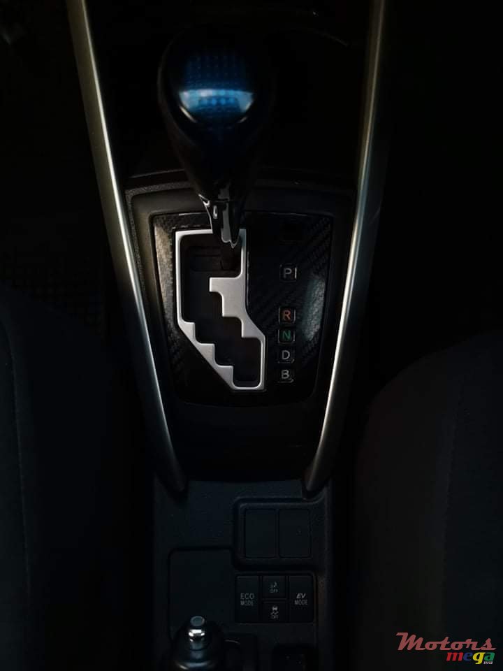 2013' Toyota Corolla Fielder photo #5