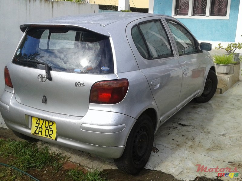 2002' Toyota Vitz photo #1