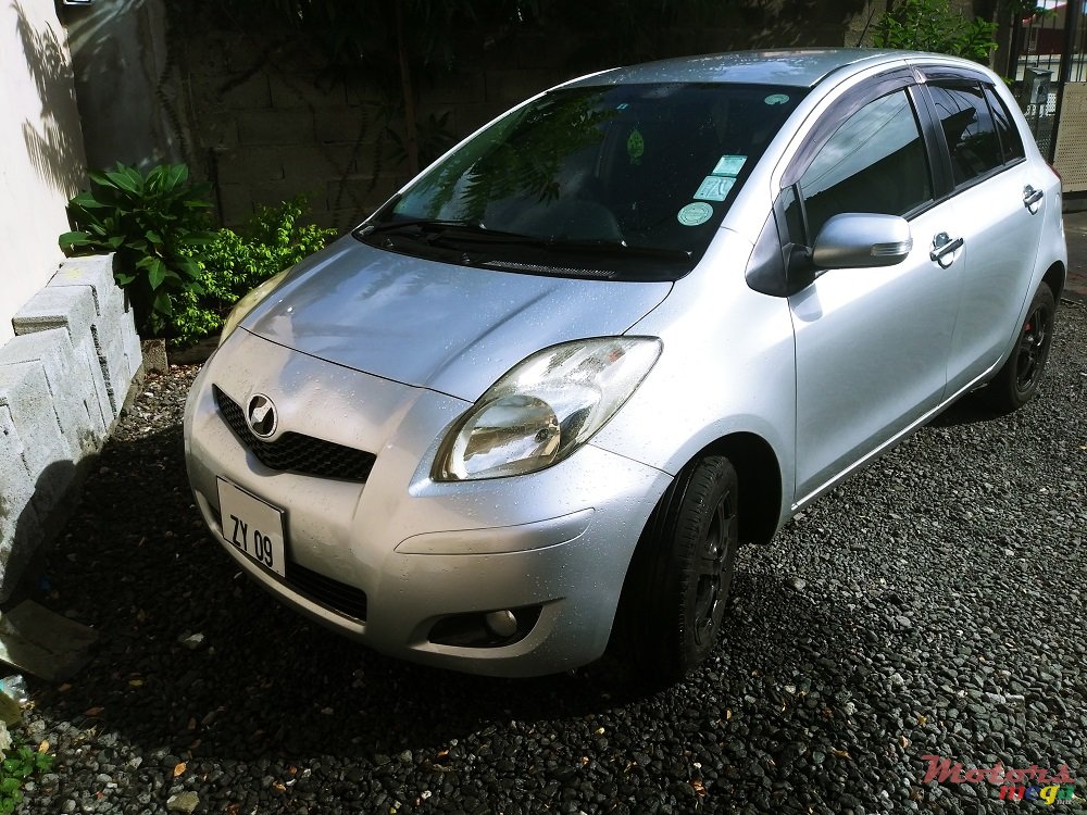 2009' Toyota Vitz 1300 photo #1