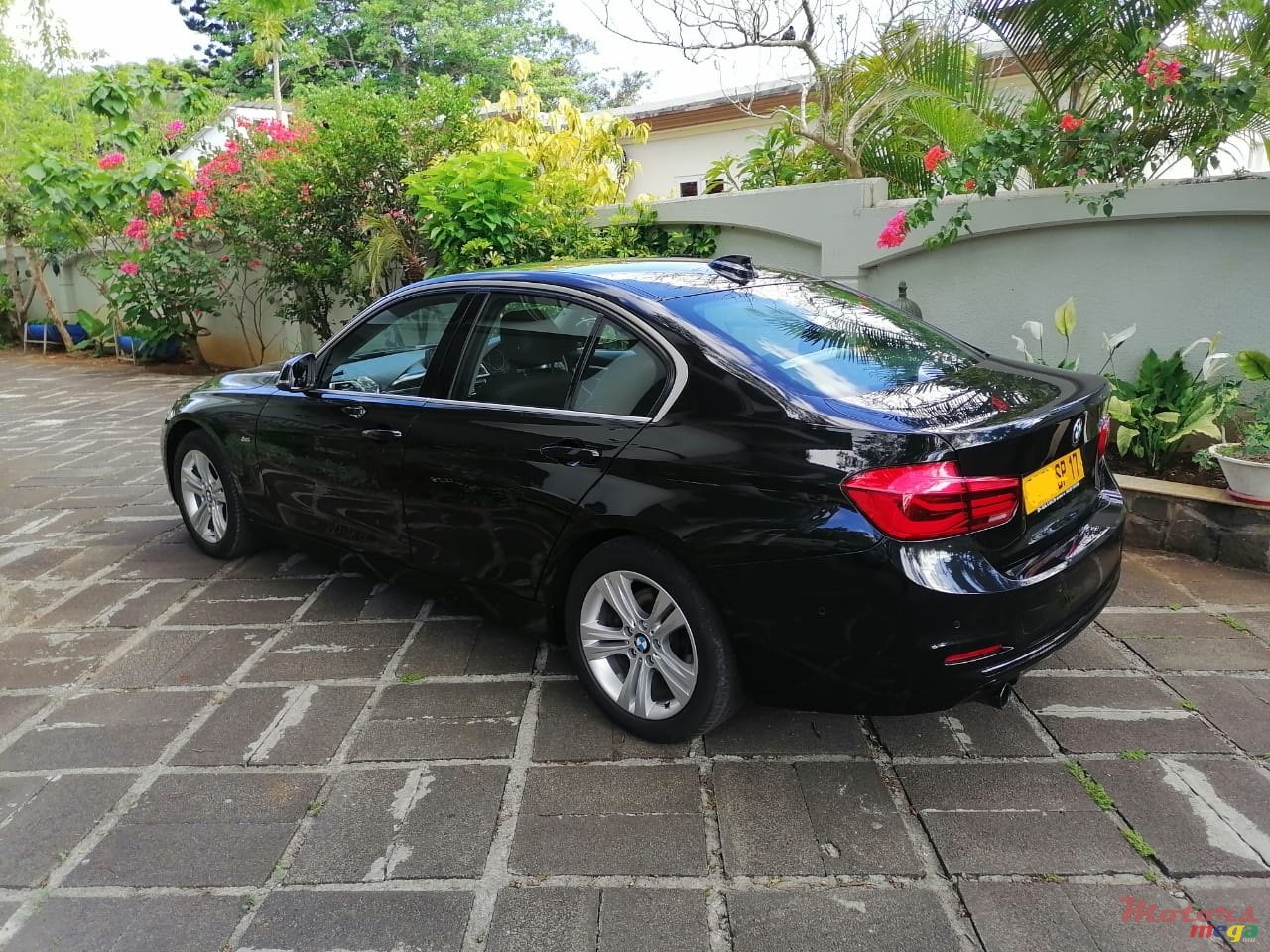 2017' BMW 3 Series Sedan photo #3
