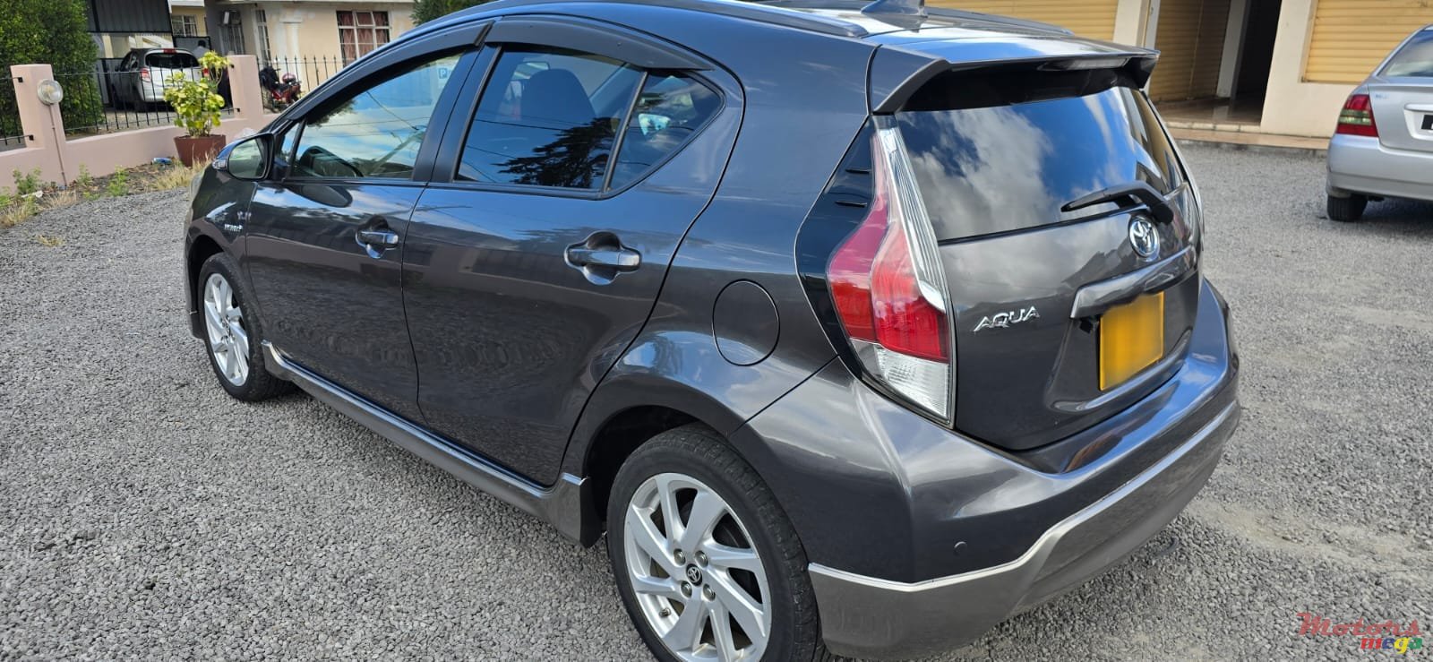 2016' Toyota Aqua photo #3