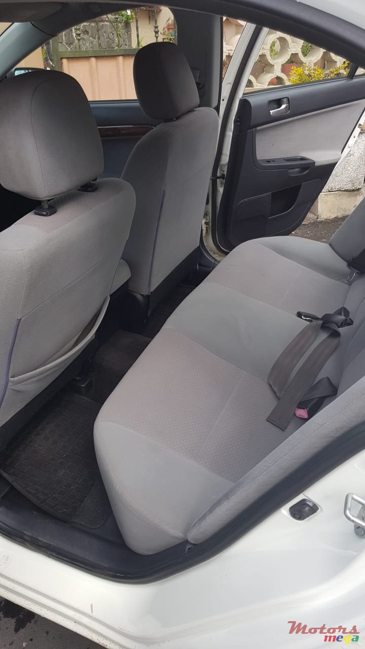 2009' Mitsubishi Lancer Evolution photo #2