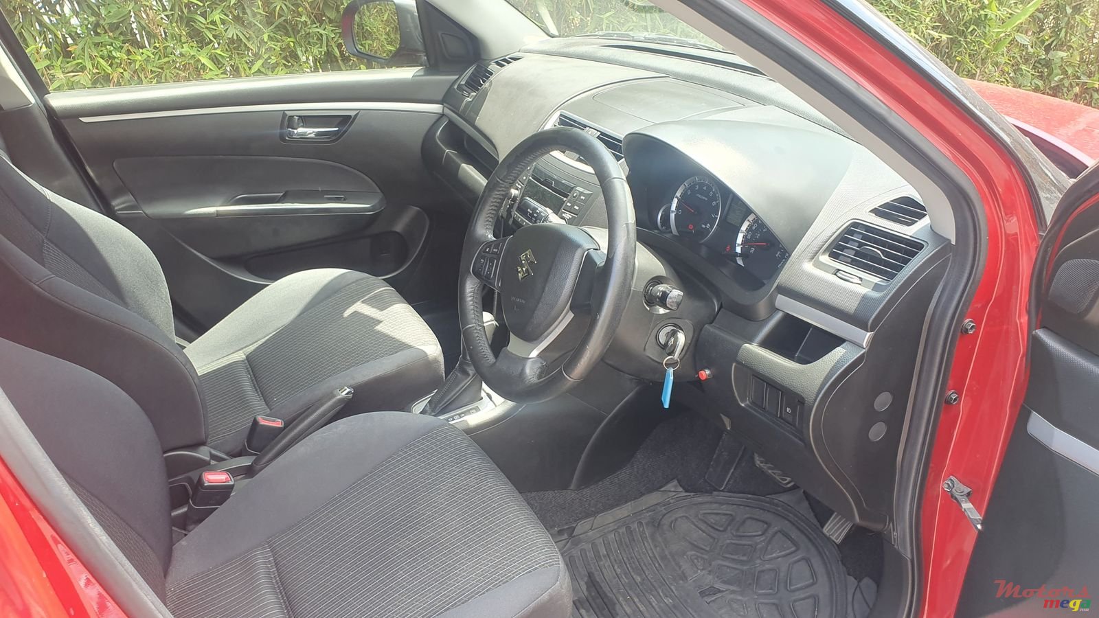 2015' Suzuki Swift photo #5