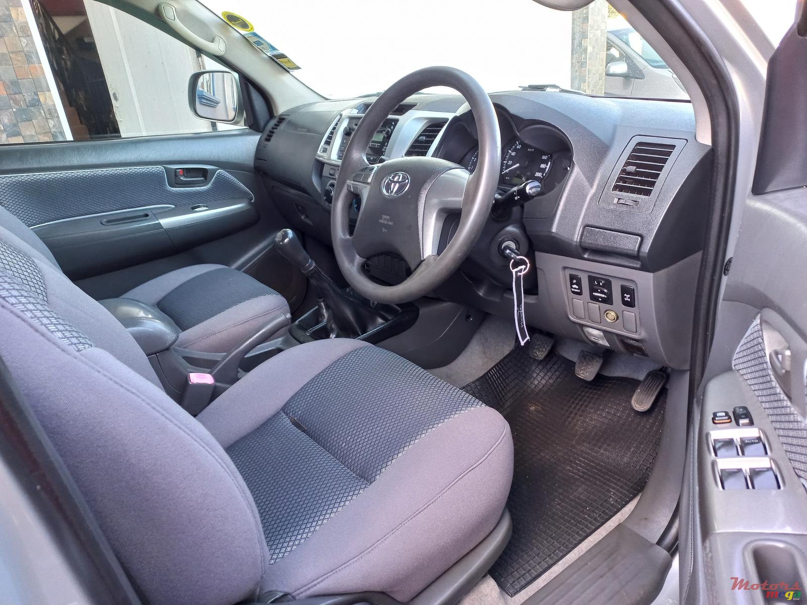 2012' Toyota Hilux 4×4 TURBO photo #2