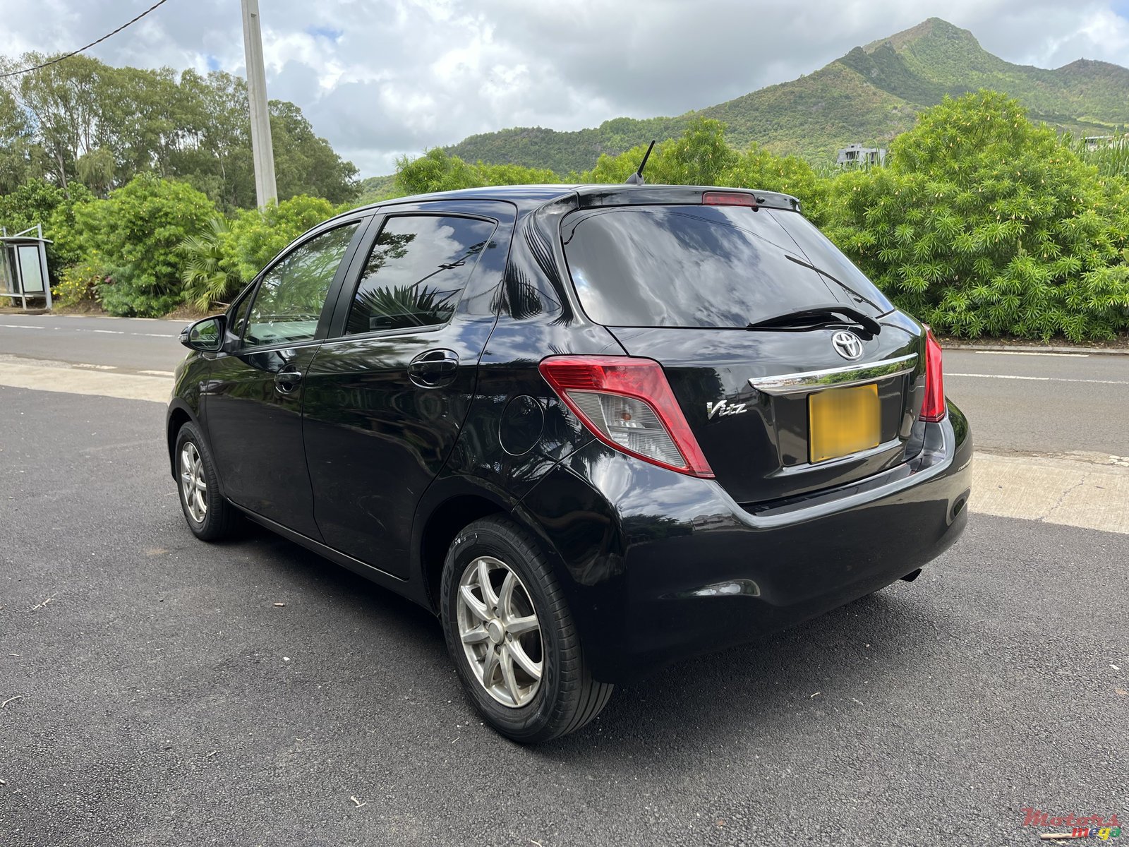 2012' Toyota Vitz photo #3