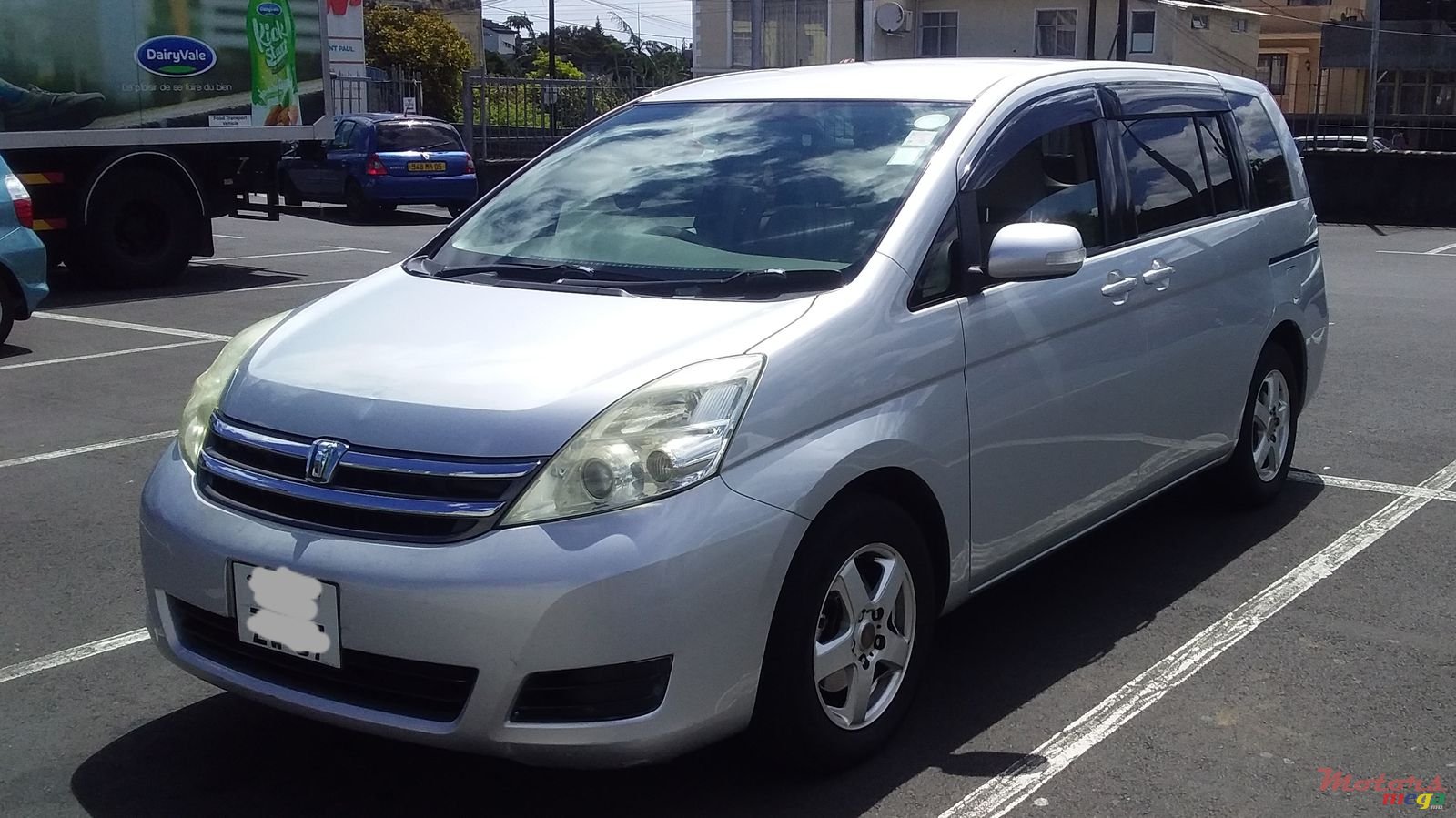 2007' Toyota Isis photo #2