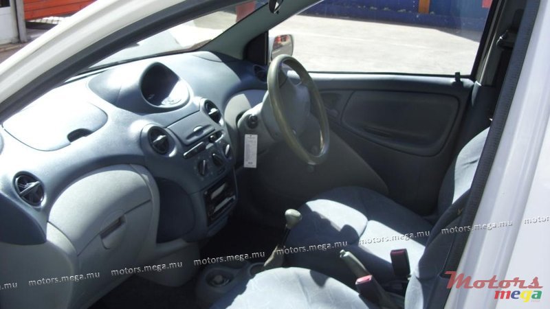 2001' Toyota Vitz photo #2