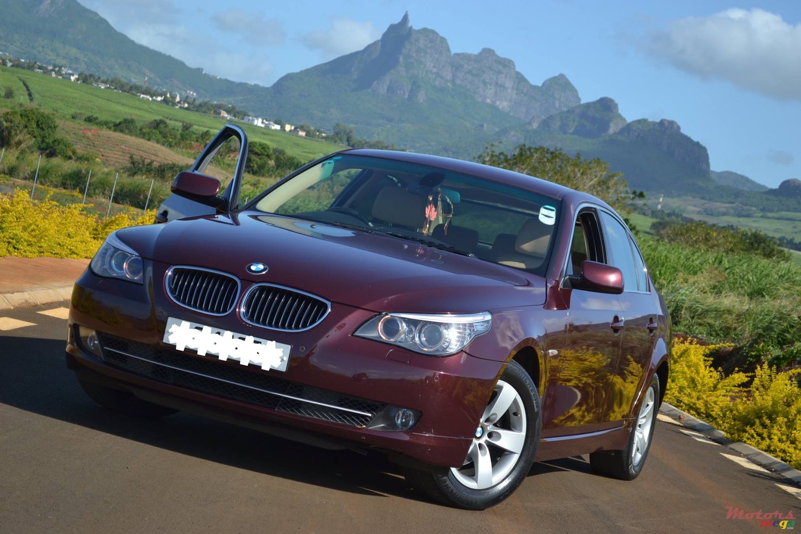 2008' BMW 523 photo #1