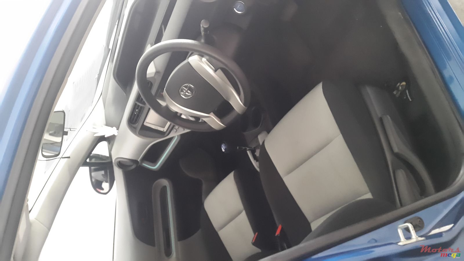 2013' Toyota Aqua photo #2