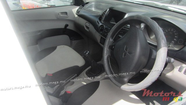 2010' Mitsubishi l 200 photo #2