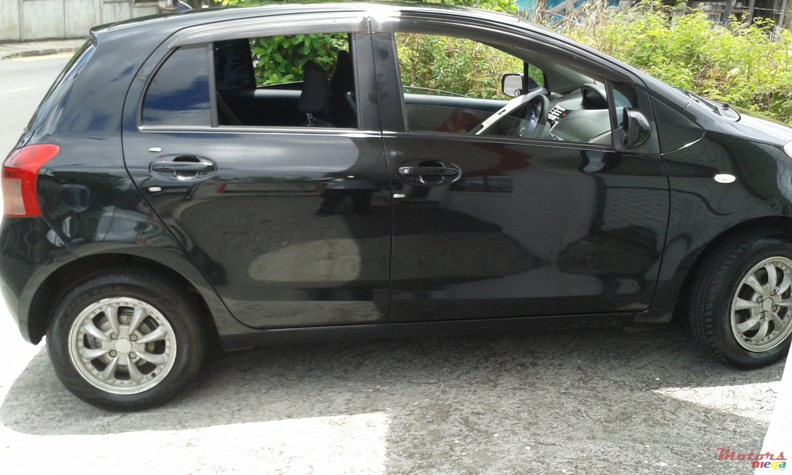 2006' Toyota Vitz photo #1