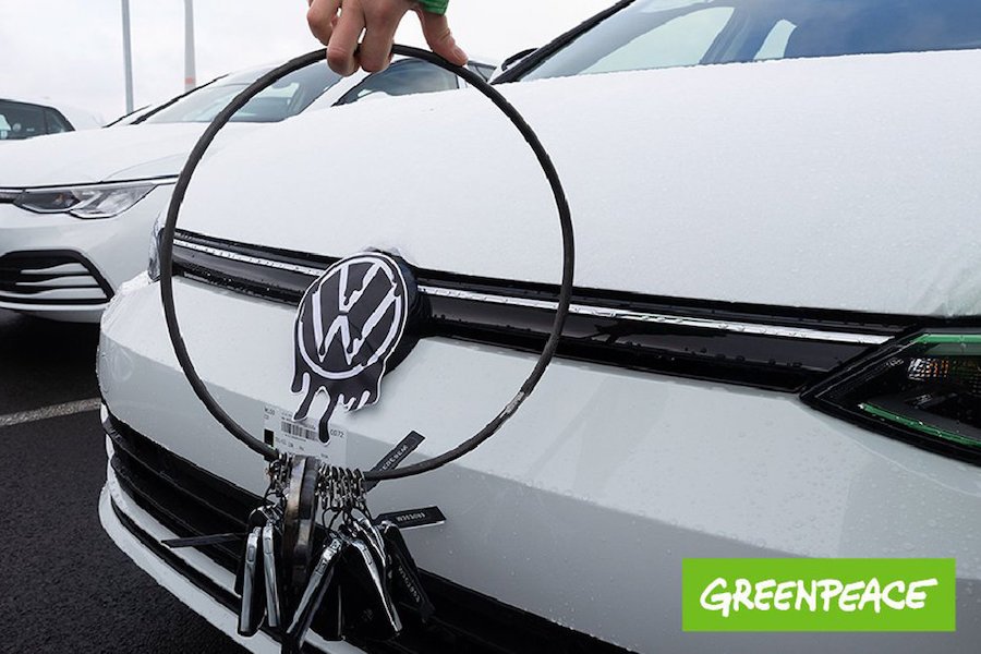 Des Militants Greenpeace Volent Des Milliers De Clés De Voitures Neuves Volkswagen