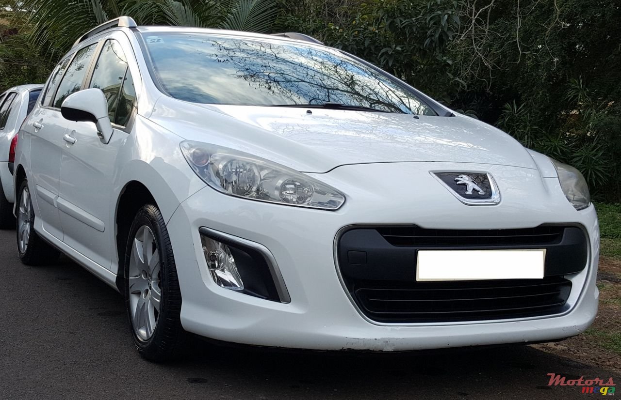 2012' Peugeot 308 photo #1