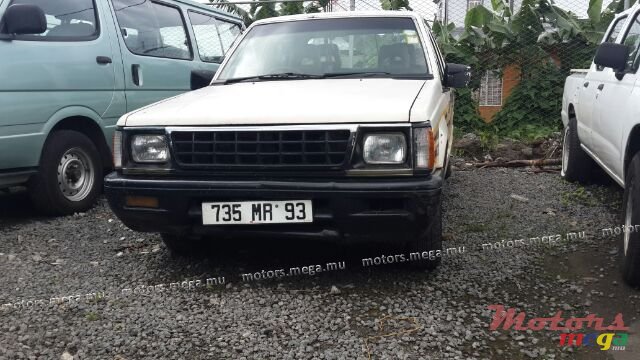 1993' Mitsubishi 2x4 photo #1