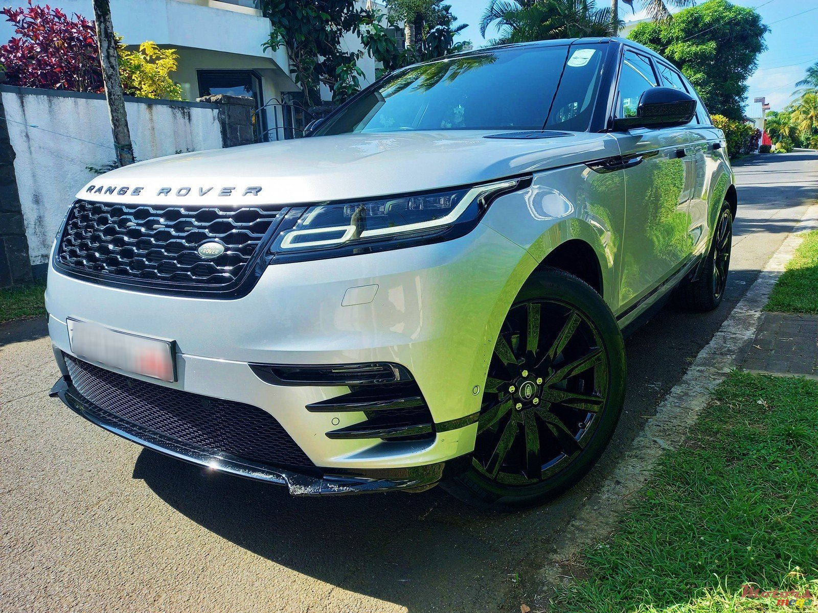 2018' Land Rover Range Rover Velar P250 SE photo #1