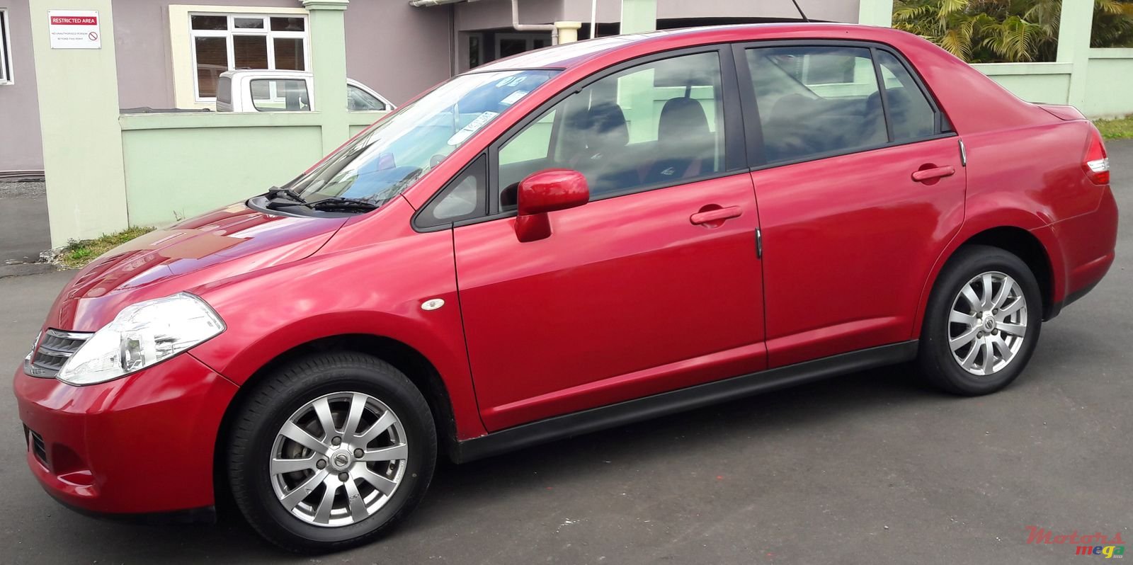 2011' Nissan Tiida 0 photo #1