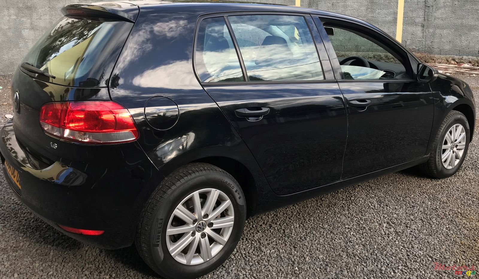 2009' Volkswagen Golf photo #1