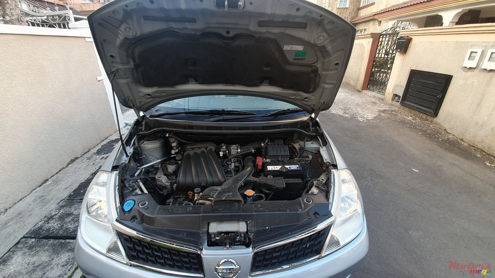 2005' Nissan Tiida photo #2