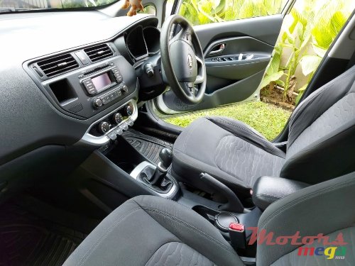 2015' Kia Rio Saloon photo #4