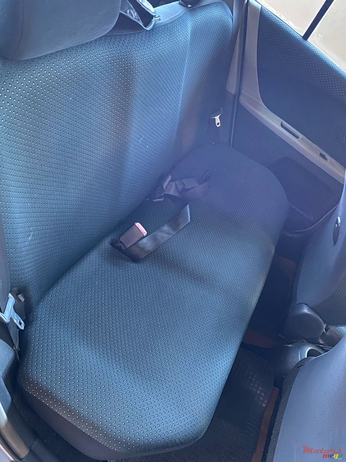 2006' Toyota Vitz photo #6