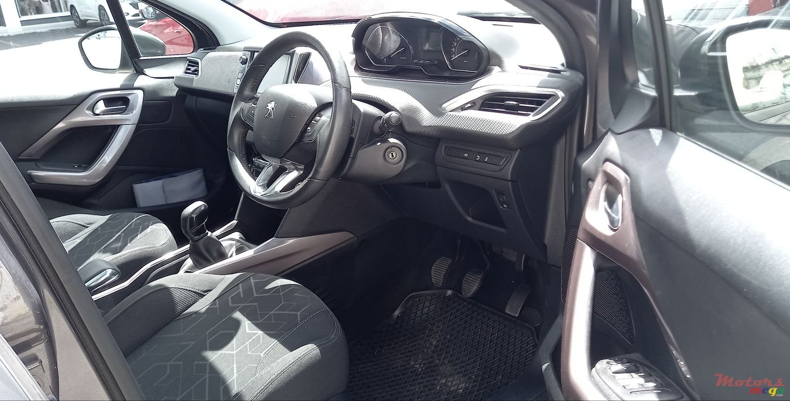 2014' Peugeot 2008 photo #5