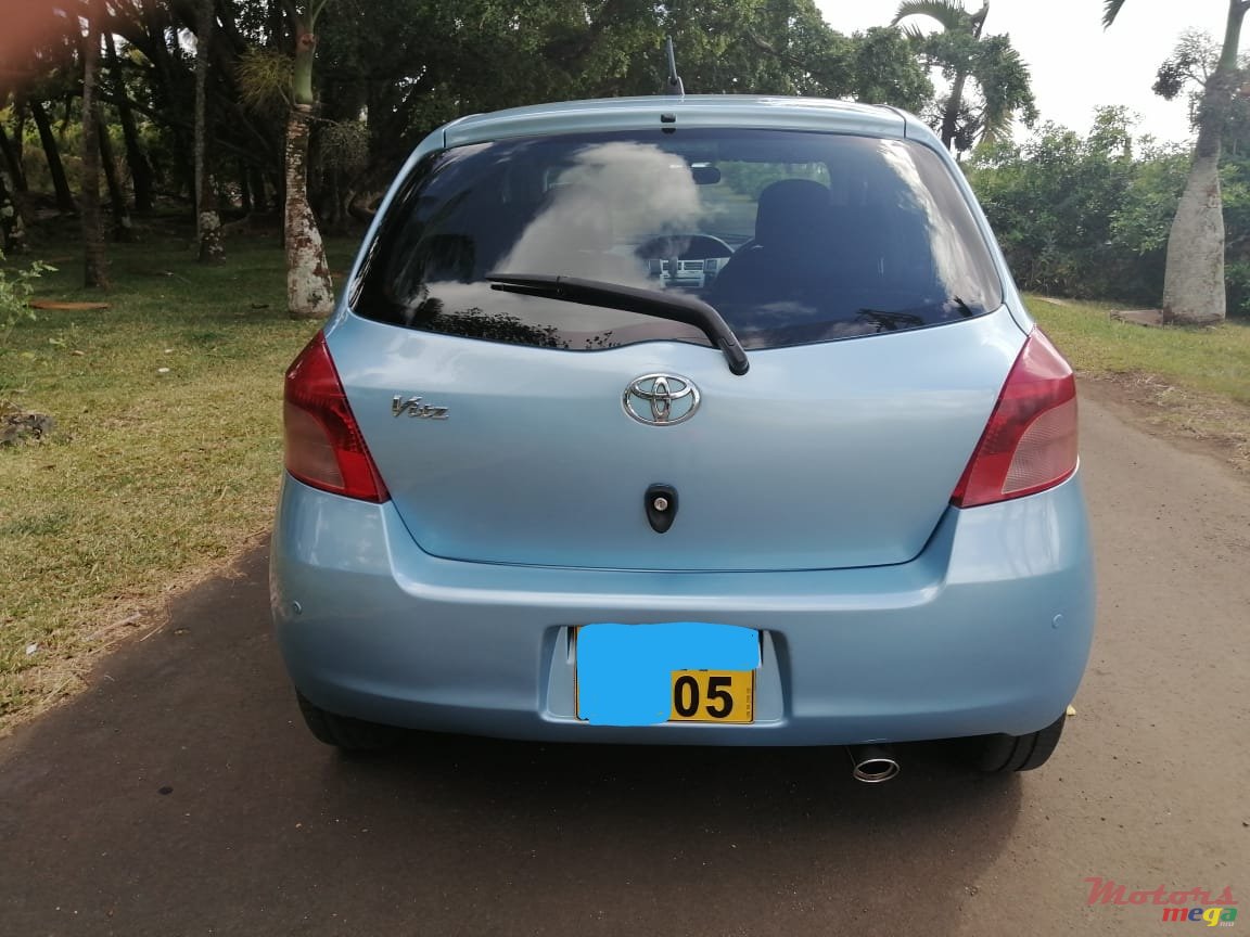 2005' Toyota Vitz photo #1