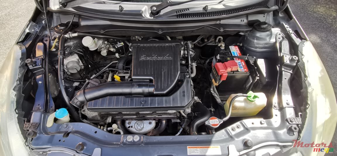 2013' Suzuki Swift Dzire photo #2