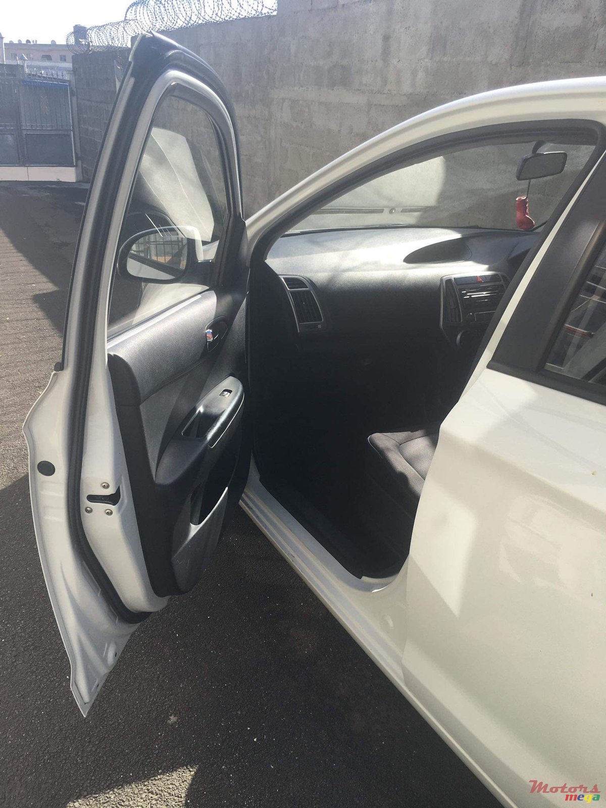 2014' Hyundai i20 Full-option photo #3