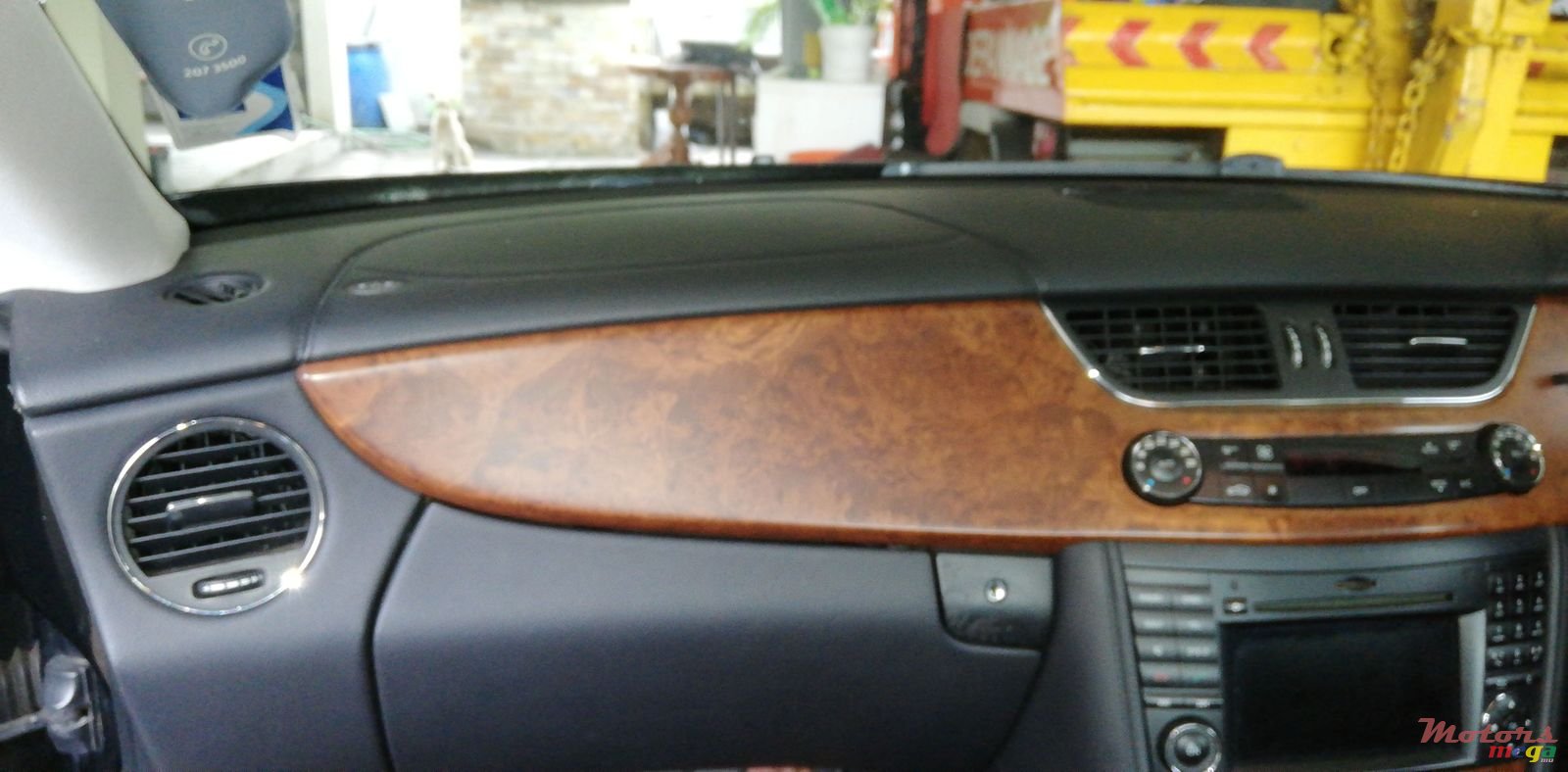 2008' Mercedes-Benz CLS 320 original photo #3