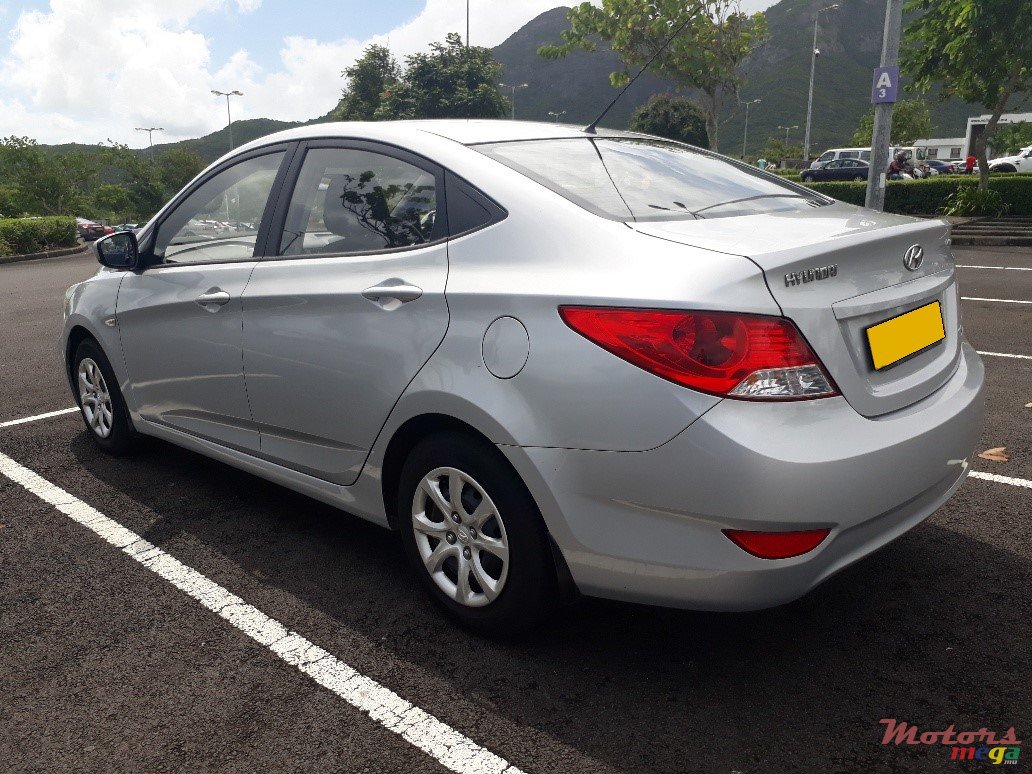 2011' Hyundai Accent photo #3