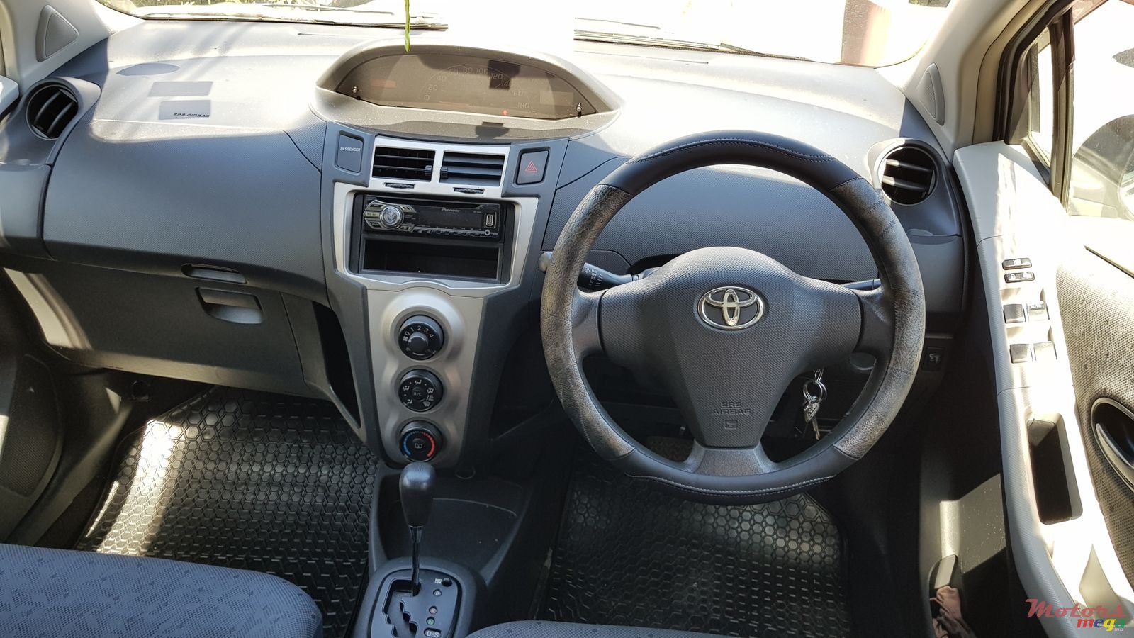 2009' Toyota Vitz 1300 photo #4