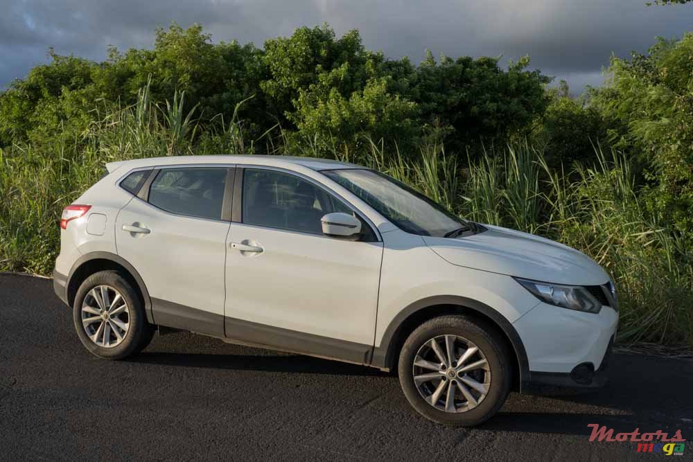 2017' Nissan Qashqai 1.6 DCI VISIA MT 4WD-STD 1598C photo #2