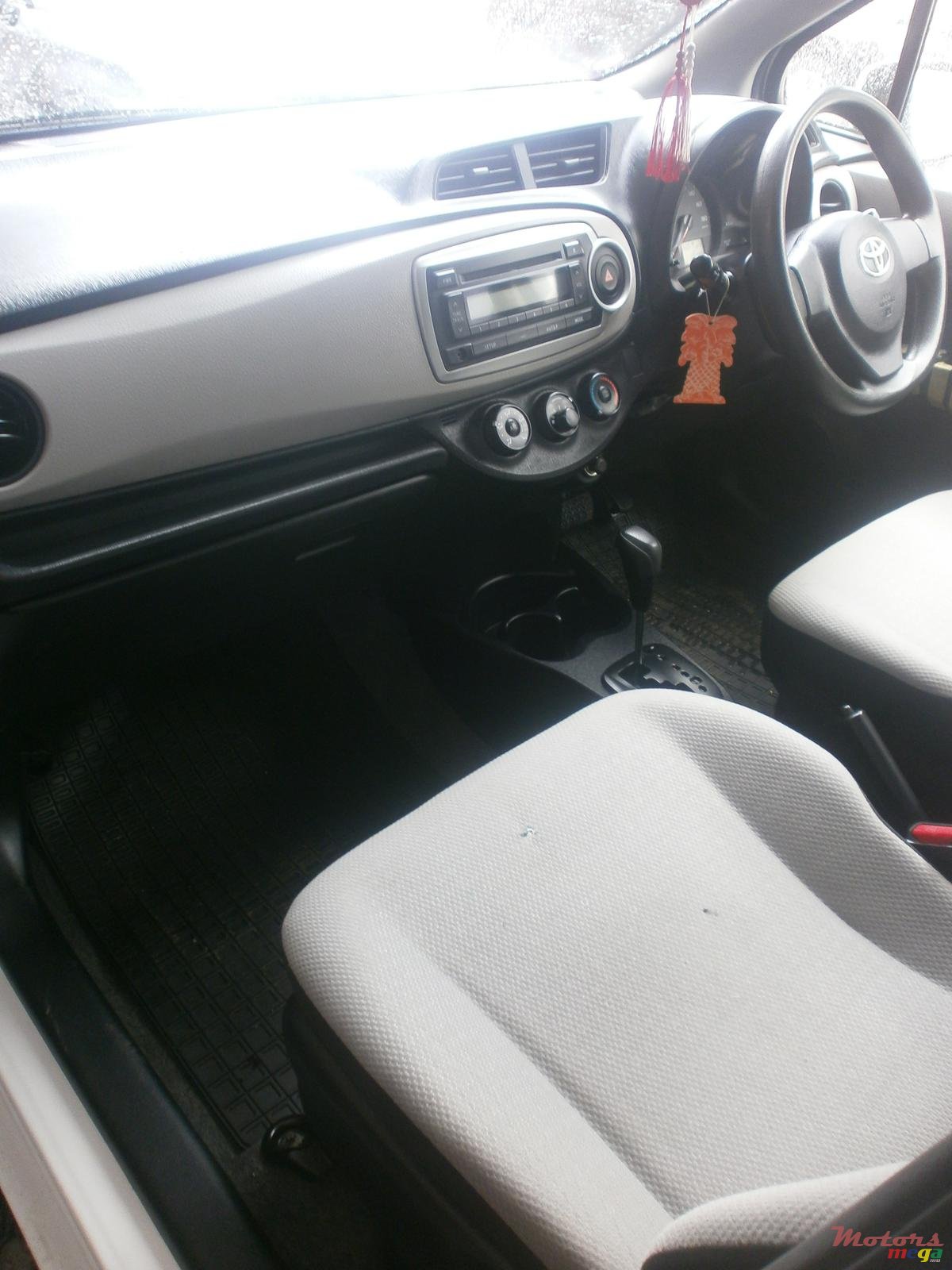 2012' Toyota Vitz photo #3