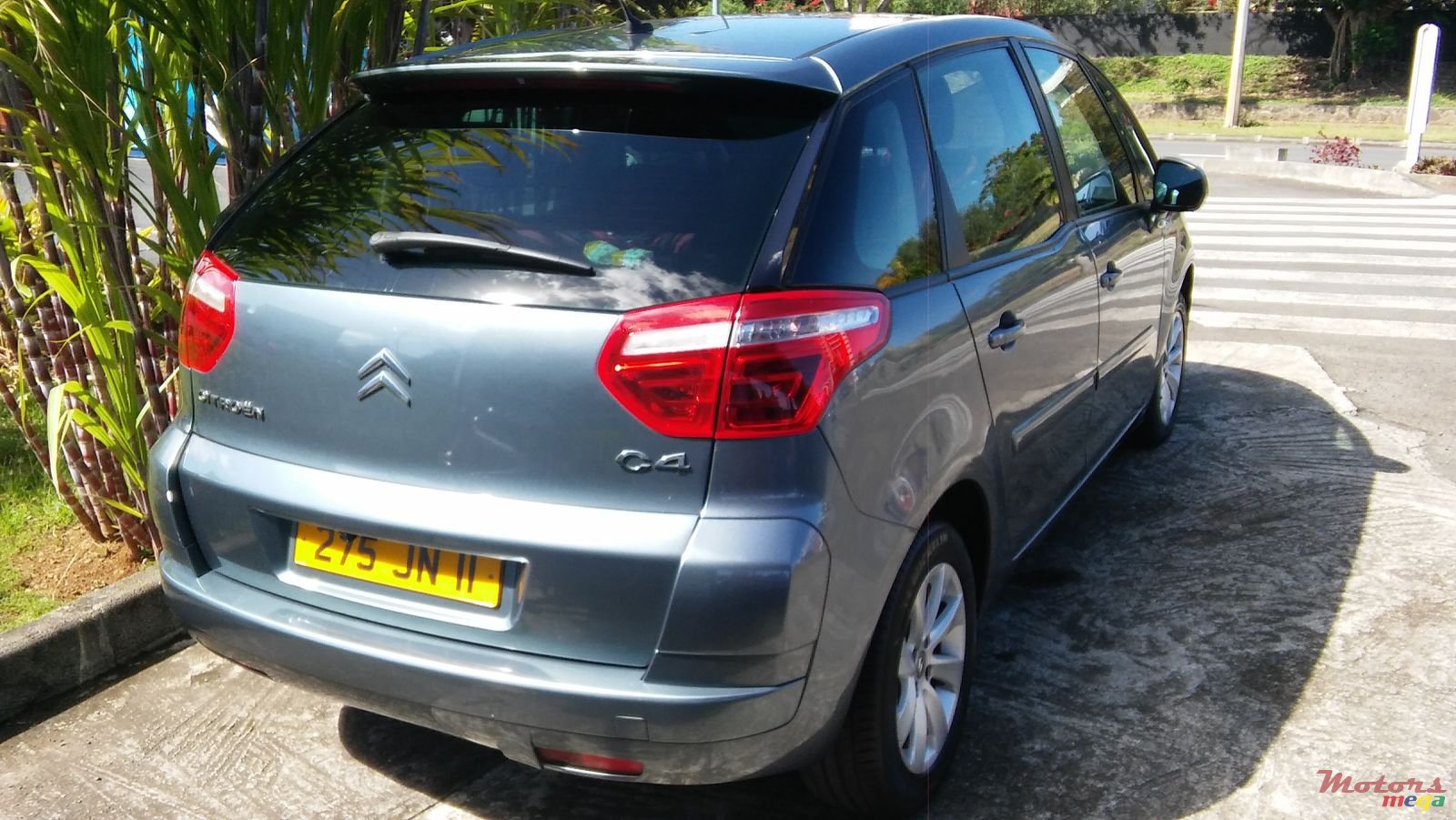 2011' Citroen C4 Picasso photo #1