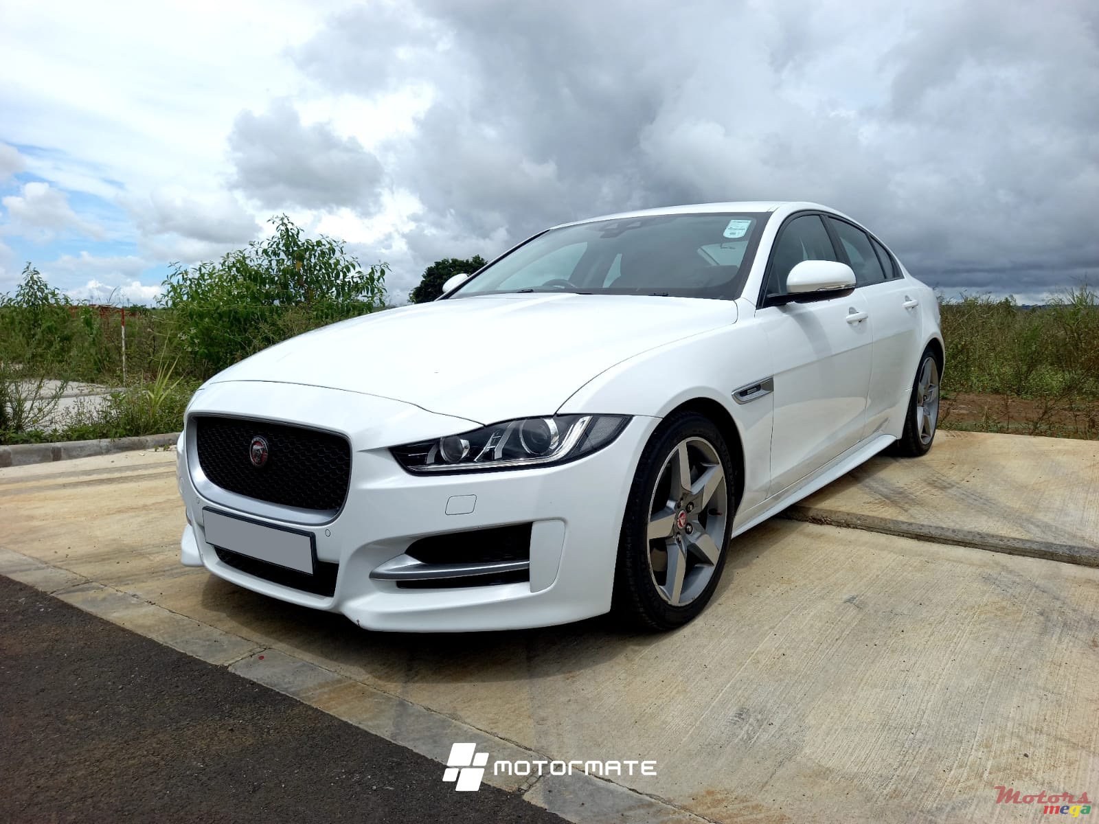 2016' Jaguar XE R-SPORT photo #2