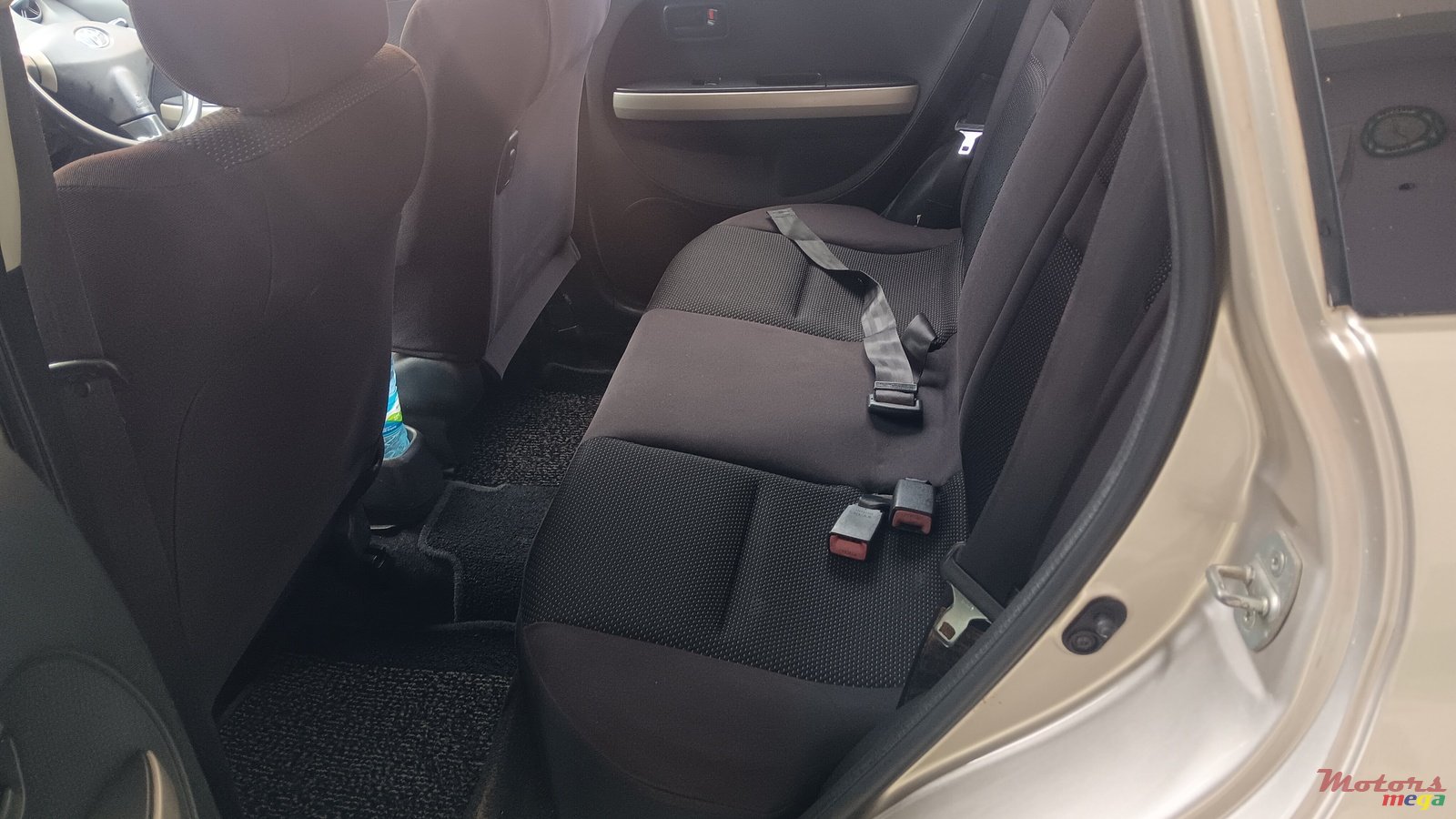 2002' Toyota Ist photo #5