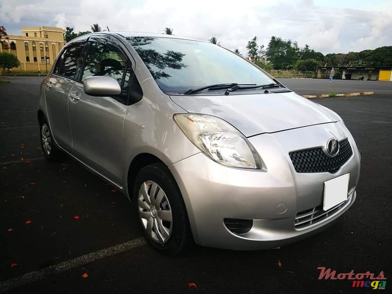 2005' Toyota Vitz photo #1