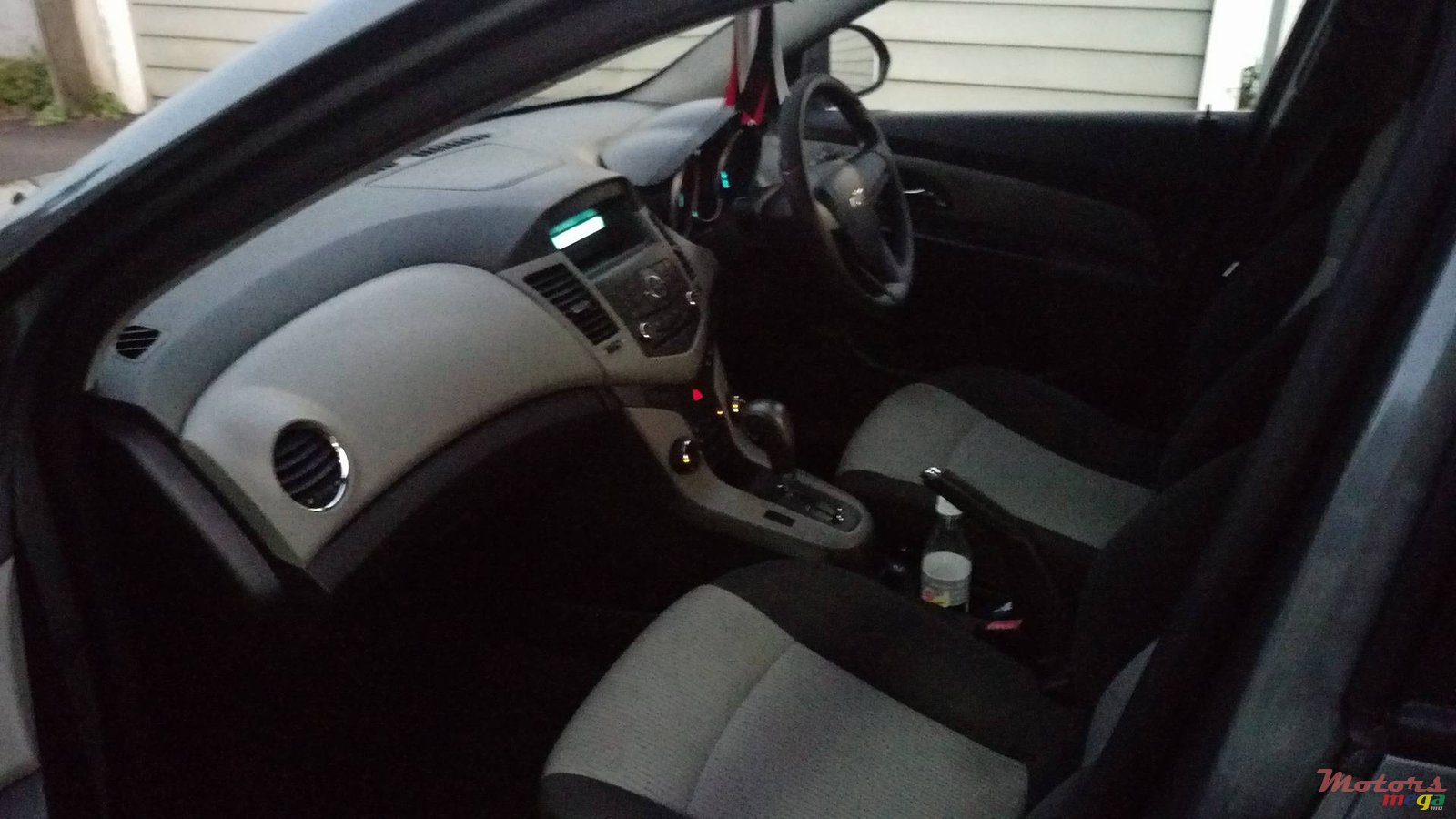 2011' Chevrolet Cruze photo #3