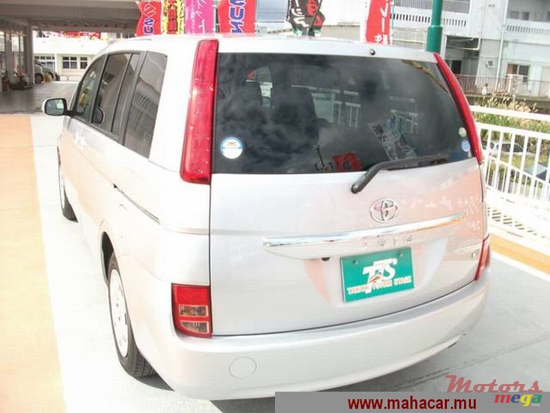 2011' Toyota Isis photo #6