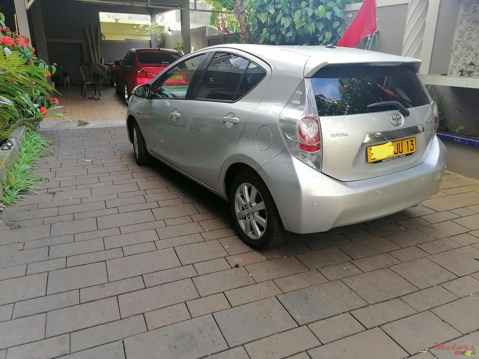 2013' Toyota Aqua photo #2