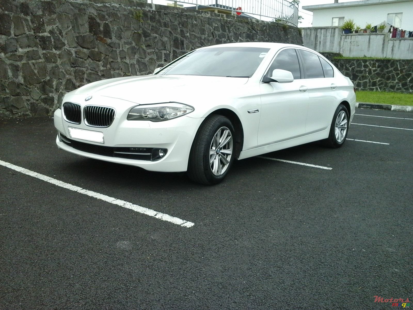 2011' BMW 523 photo #1