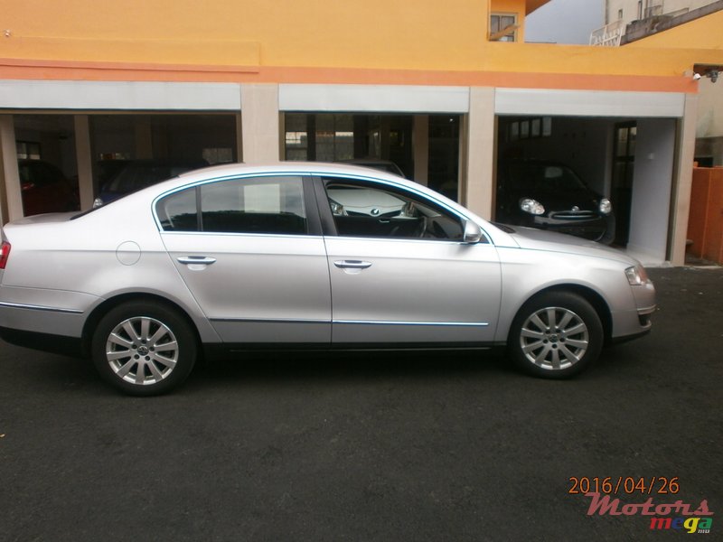 2011' Volkswagen Passat photo #3